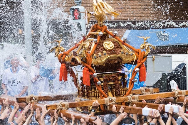 富岡八幡宮例大祭・神輿の水かけ